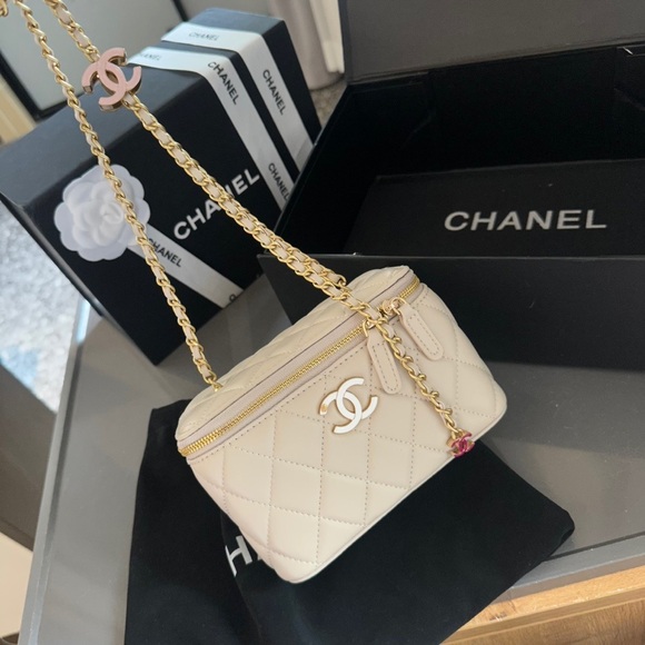 CHANEL Handbags - [rare] New CC white vanity adjustable chain bag 💕💜